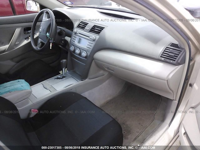 4T1BF3EK1BU117936 - 2011 TOYOTA CAMRY SE/LE/XLE BEIGE photo 5