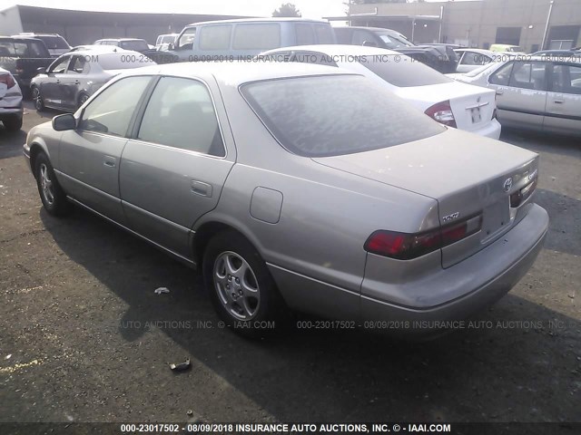 JT2BG22K4X0283469 - 1999 TOYOTA CAMRY LE/XLE GRAY photo 3