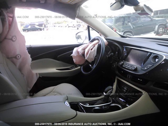 LRBFX1SA3JD082784 - 2018 BUICK ENVISION ESSENCE Արծաթագույն լուսանկար 5