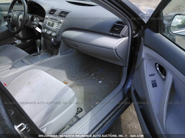 4T4BF3EK4AR065769 - 2010 TOYOTA CAMRY SE/LE/XLE ნაცრისფერი ფოტო 5