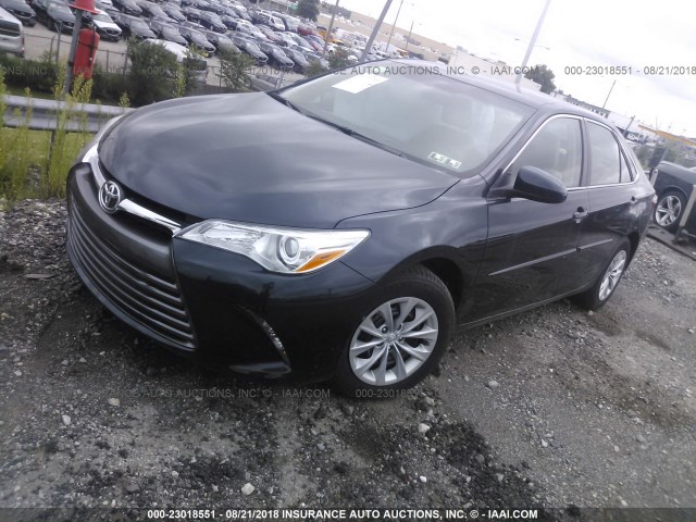 4T4BF1FK5FR498964 - 2015 TOYOTA CAMRY LE/XLE/SE/XSE BLUE photo 2