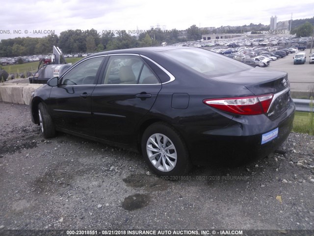 4T4BF1FK5FR498964 - 2015 TOYOTA CAMRY LE/XLE/SE/XSE BLUE photo 3