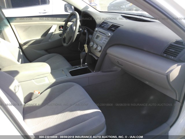 4T4BF3EK9AR001940 - 2010 TOYOTA CAMRY SE/LE/XLE თეთრი ფოტო 5