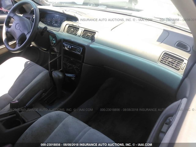 4T1BG22KXVU015888 - 1997 TOYOTA CAMRY CE/LE/XLE 勃艮第红 照片 5