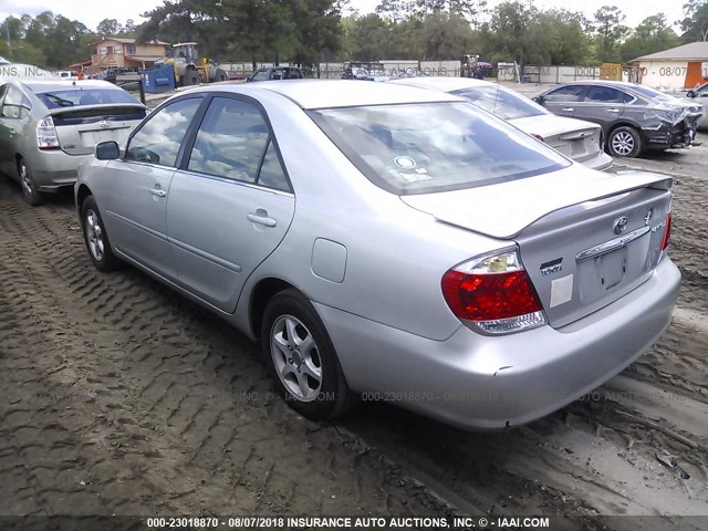 4T1BE32K25U986928 - 2005 TOYOTA CAMRY LE/XLE/SE SILVER photo 3