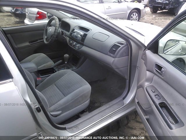 4T1BE32K25U986928 - 2005 TOYOTA CAMRY LE/XLE/SE Gümüş foto 5
