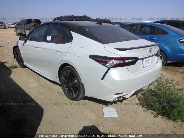 4T1BZ1HK0JU015355 - 2018 TOYOTA CAMRY XSE/XLE WHITE photo 3