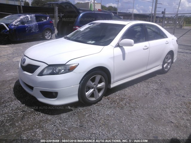 4T1BF3EK2BU671177 - 2011 TOYOTA CAMRY SE/LE/XLE თეთრი ფოტო 2