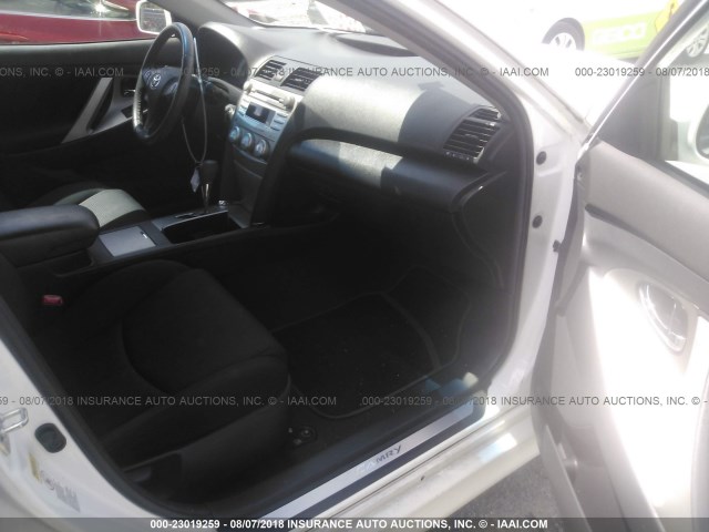 4T1BF3EK2BU671177 - 2011 TOYOTA CAMRY SE/LE/XLE თეთრი ფოტო 5
