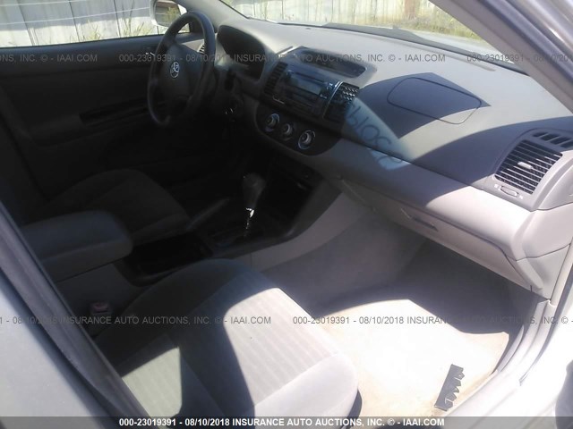 4T1BE32KX5U537898 - 2005 TOYOTA CAMRY LE/XLE/SE Gümüş foto 5