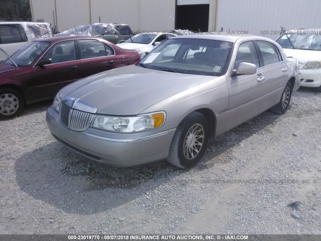 1LNHM82W61Y709716 - 2001 LINCOLN TOWN CAR SIGNATURE GOLD photo 2