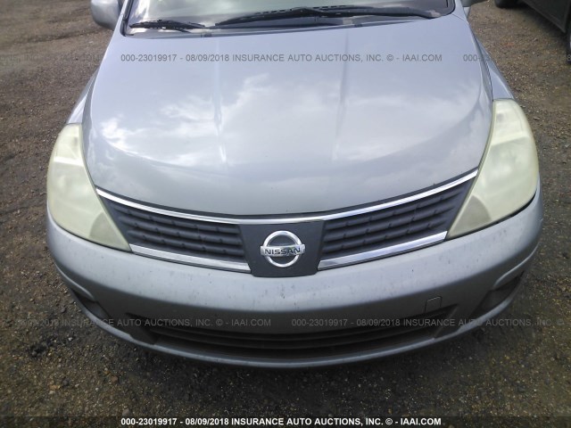 3N1BC11E38L404492 - 2008 NISSAN VERSA S/SL GRAY photo 6