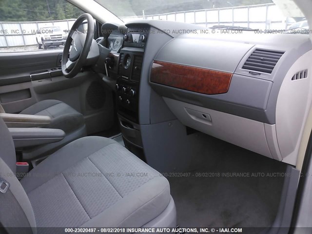 2A8HR44H68R831495 - 2008 CHRYSLER TOWN & COUNTRY LX SILVER photo 5