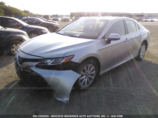 4T1B11HK0JU004914 - 2018 TOYOTA CAMRY L/LE/XLE/SE/XSE SILVER photo 2