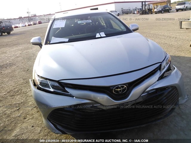 4T1B11HK0JU004914 - 2018 TOYOTA CAMRY L/LE/XLE/SE/XSE SILVER photo 6