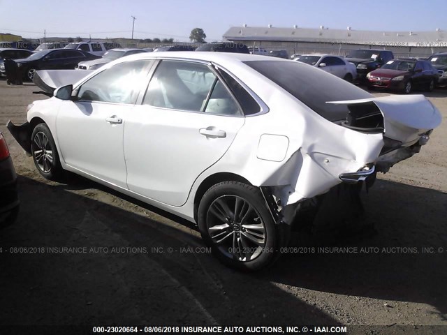 4T1BF1FK5GU266893 - 2016 TOYOTA CAMRY LE/XLE/SE/XSE WHITE photo 3