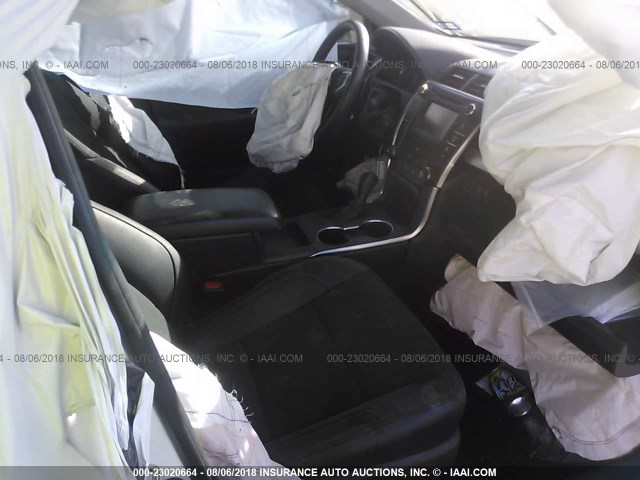 4T1BF1FK5GU266893 - 2016 TOYOTA CAMRY LE/XLE/SE/XSE WHITE photo 5