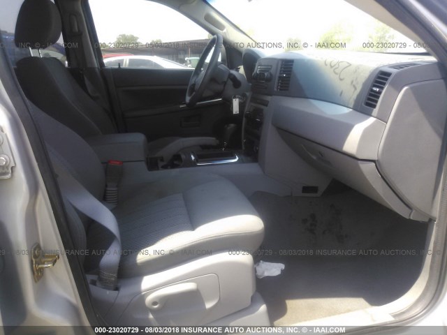 1J4GS48K65C569554 - 2005 JEEP GRAND CHEROKEE LAREDO/COLUMBIA/FREEDOM 银色 照片 5