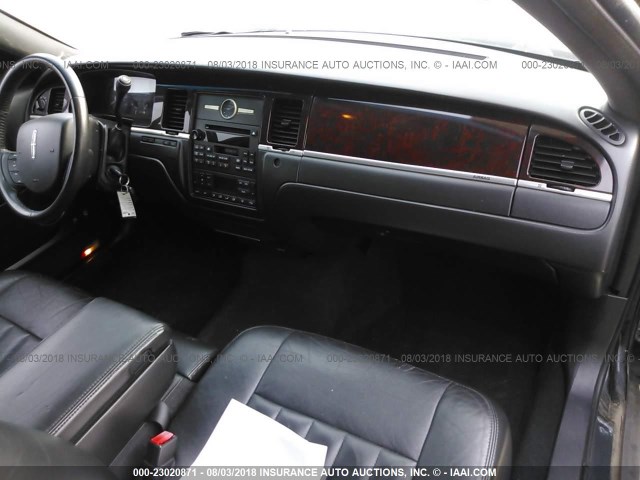 1LNHM84W56Y640263 - 2006 LINCOLN TOWN CAR EXECUTIVE L BLACK photo 5