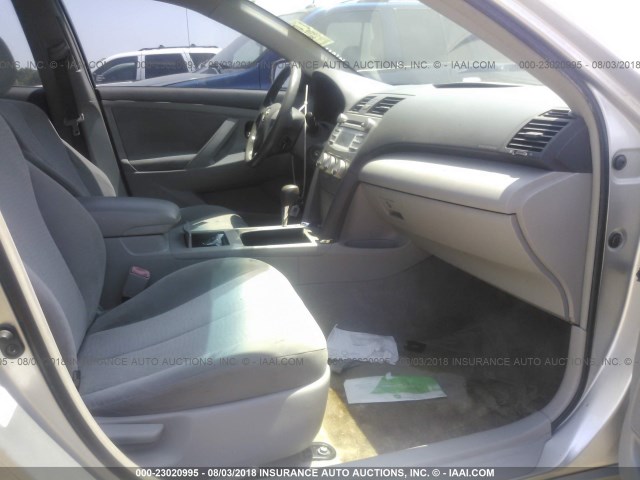 4T1BF3EK4BU125545 - 2011 TOYOTA CAMRY SE/LE/XLE SILVER photo 5