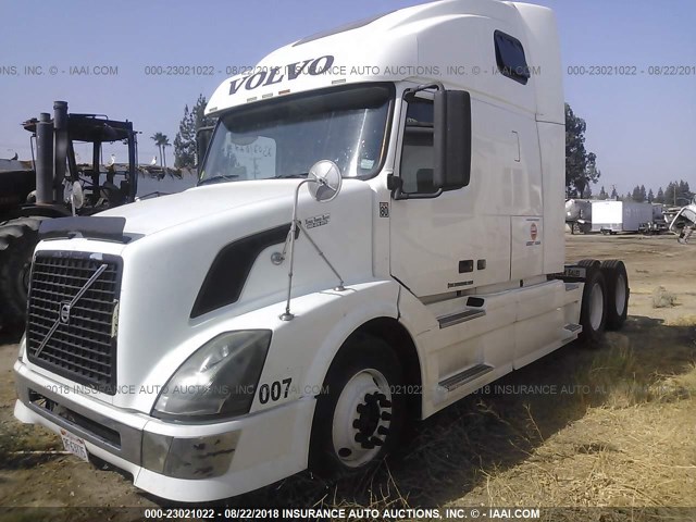 4V4NC9EJ28N494268 - 2008 VOLVO VN L WHITE photo 2