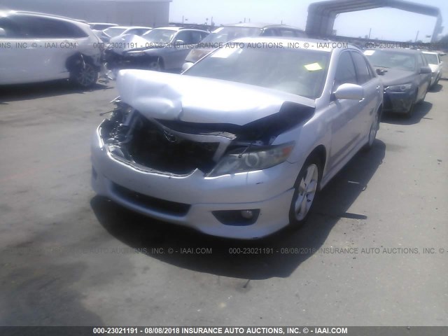 4T1BF3EKXBU646382 - 2011 TOYOTA CAMRY SE/LE/XLE ვერცხლისფერი ფოტო 2
