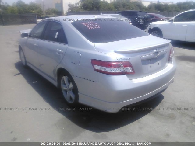 4T1BF3EKXBU646382 - 2011 TOYOTA CAMRY SE/LE/XLE ვერცხლისფერი ფოტო 3