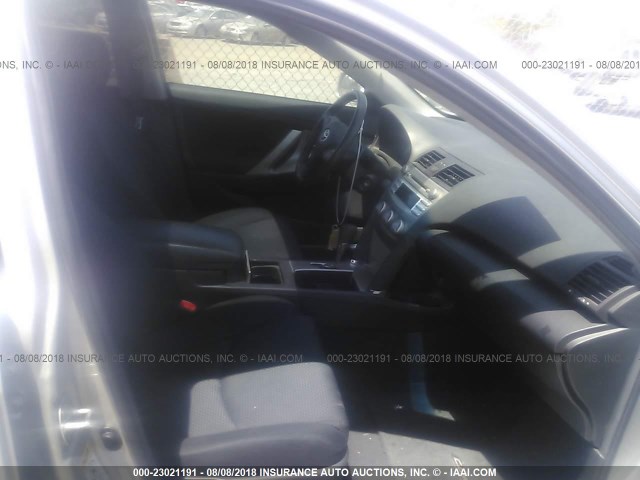 4T1BF3EKXBU646382 - 2011 TOYOTA CAMRY SE/LE/XLE ვერცხლისფერი ფოტო 5