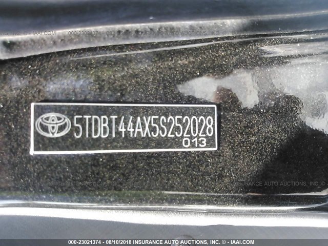 5TDBT44AX5S252028 - 2005 TOYOTA SEQUOIA SR5 BLACK photo 9