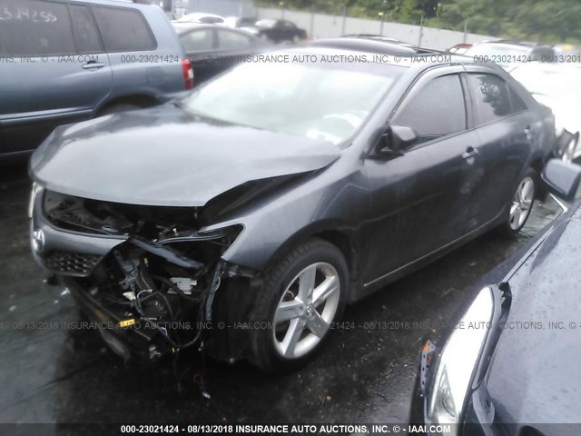 4T1BF1FK7CU506357 - 2012 TOYOTA CAMRY SE/LE/XLE ნაცრისფერი ფოტო 2