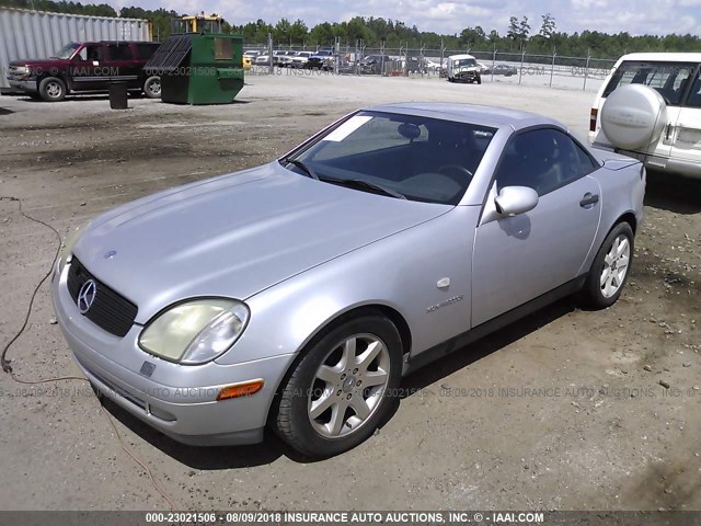 WDBKK47F8YF146996 - 2000 MERCEDES-BENZ SLK 230 KOMPRESSOR SILVER photo 2