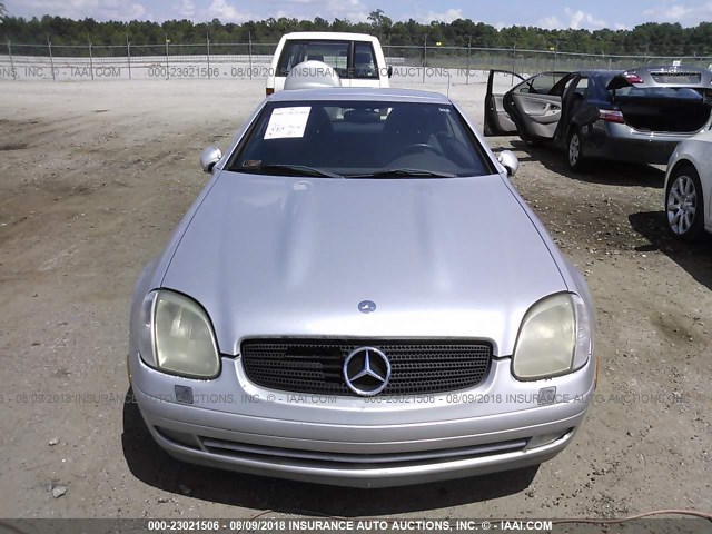 WDBKK47F8YF146996 - 2000 MERCEDES-BENZ SLK 230 KOMPRESSOR SILVER photo 6