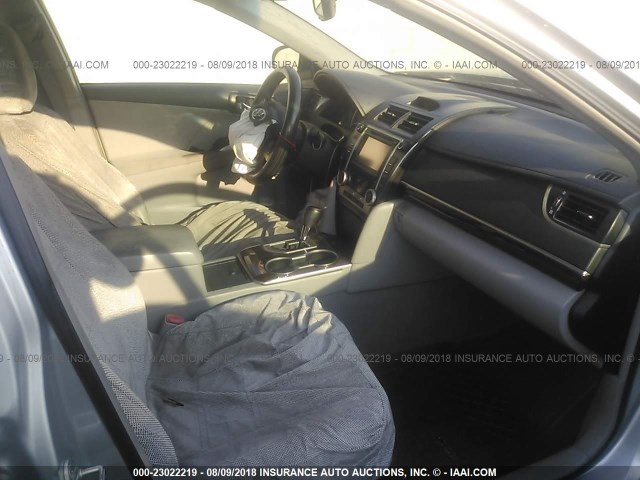 4T4BF1FK3CR233181 - 2012 TOYOTA CAMRY SE/LE/XLE 银色 照片 5