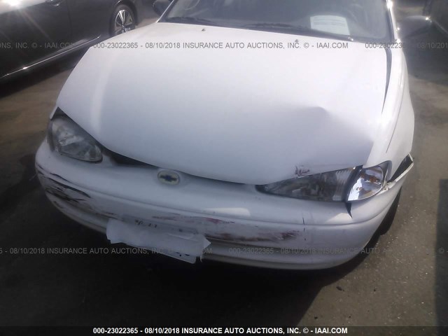 1Y1SK5284WZ437664 - 1998 CHEVROLET GEO PRIZM LSI WHITE photo 6