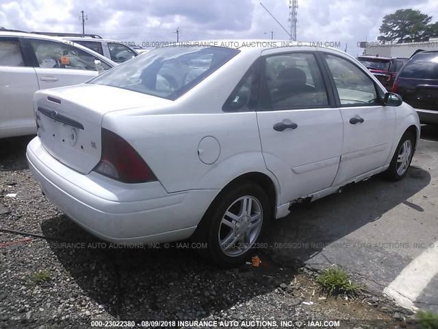 1FAFP34344W163853 - 2004 FORD FOCUS SE COMFORT/SE SPORT WHITE photo 4