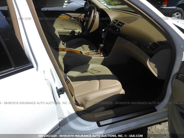 WDBUF87X57B165217 - 2007 MERCEDES-BENZ E 350 4MATIC WHITE photo 5