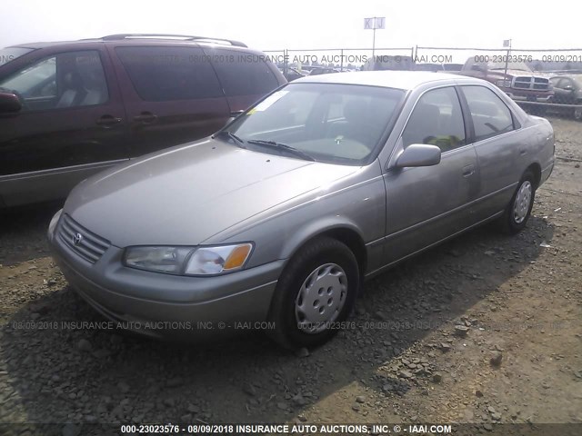 JT2BG22K4W0176355 - 1998 TOYOTA CAMRY CE/LE/XLE ვერცხლისფერი ფოტო 2