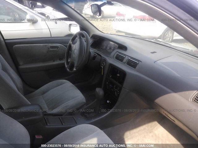 JT2BG22K4W0176355 - 1998 TOYOTA CAMRY CE/LE/XLE ვერცხლისფერი ფოტო 5