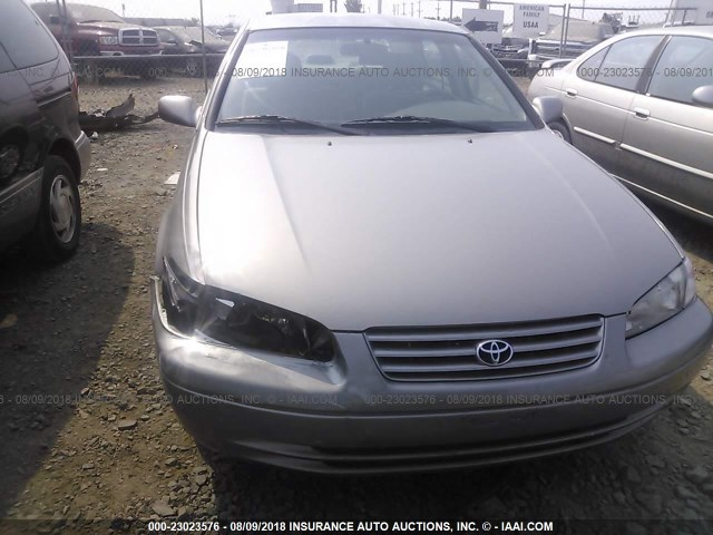 JT2BG22K4W0176355 - 1998 TOYOTA CAMRY CE/LE/XLE ვერცხლისფერი ფოტო 6