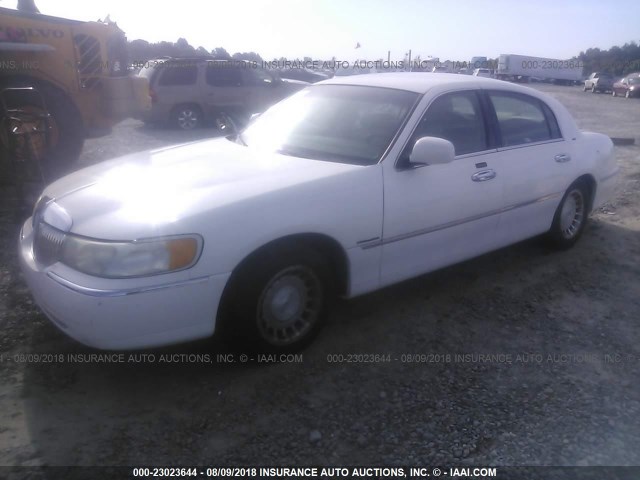 1LNHM81W5YY837683 - 2000 LINCOLN TOWN CAR EXECUTIVE Белый фото 2