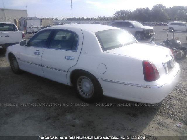 1LNHM81W5YY837683 - 2000 LINCOLN TOWN CAR EXECUTIVE Белый фото 3