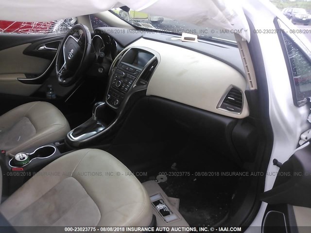 1G4PP5SK1C4228460 - 2012 BUICK VERANO WHITE photo 5