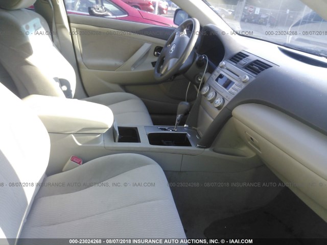 4T1BF3EK9BU657311 - 2011 TOYOTA CAMRY SE/LE/XLE ნაცრისფერი ფოტო 5