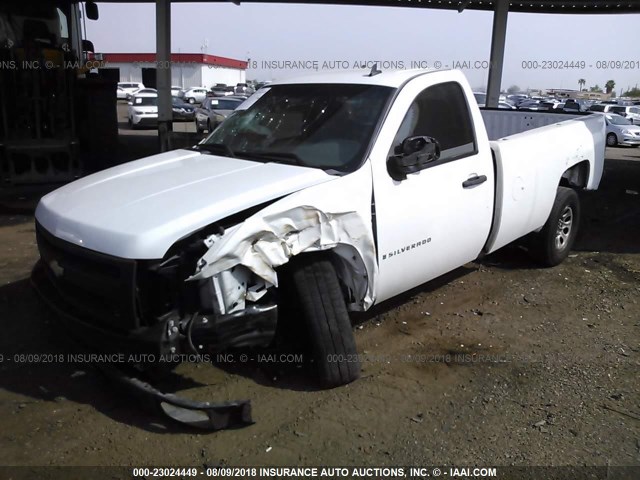 1GCEC14X37Z635522 - 2007 CHEVROLET SILVERADO C1500 CLASSIC WHITE photo 2
