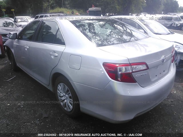 4T1BF1FK5DU211131 - 2013 TOYOTA CAMRY L/SE/LE/XLE 银色 照片 3