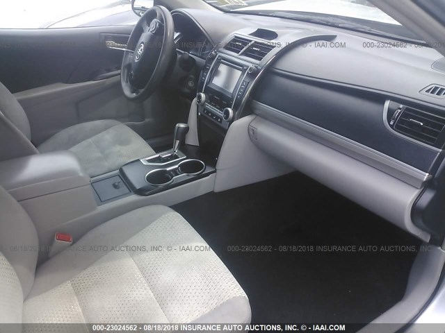 4T1BF1FK5DU211131 - 2013 TOYOTA CAMRY L/SE/LE/XLE 银色 照片 5