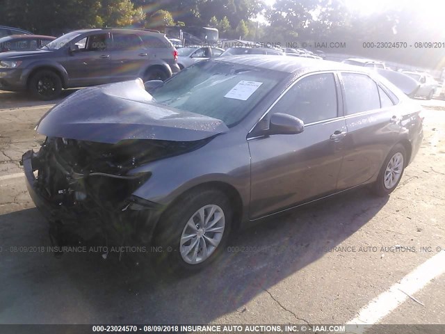 4T1BF1FK2HU284950 - 2017 TOYOTA CAMRY LE/XLE/SE/XSE GRAY photo 2