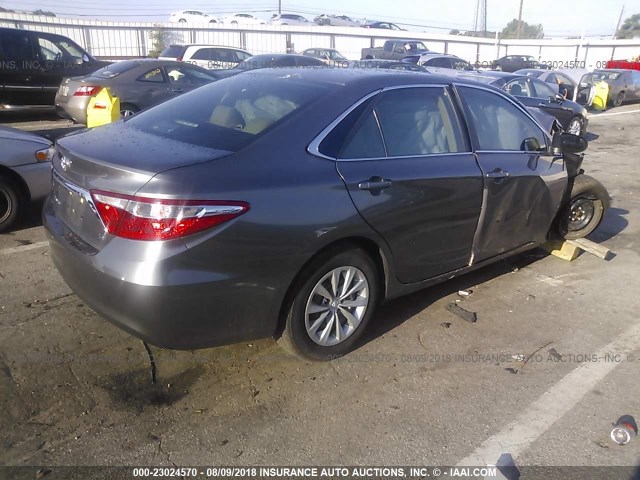4T1BF1FK2HU284950 - 2017 TOYOTA CAMRY LE/XLE/SE/XSE GRAY photo 4