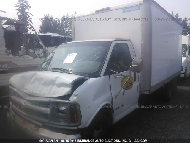 1GBHG31R7Y1130719 - 2000 CHEVROLET EXPRESS G3500  WHITE photo 2