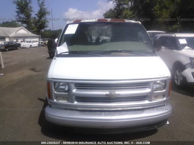 1GCFG25R411154831 - 2001 CHEVROLET EXPRESS G2500  WHITE photo 6